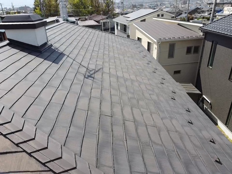 長野県松本市|屋根と雨樋の洗浄作業を実施。雨樋の中も清掃しました。