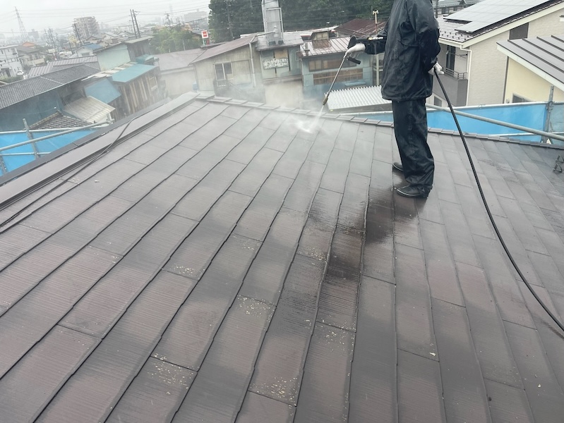 長野県松本市|屋根と雨樋の洗浄作業を実施。雨樋の中も清掃しました。