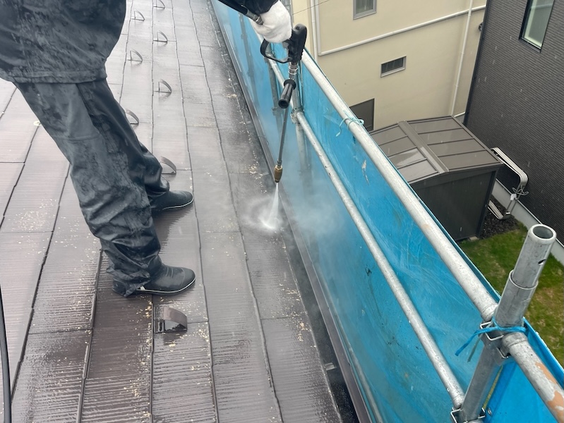 長野県松本市|屋根と雨樋の洗浄作業を実施。雨樋の中も清掃しました。
