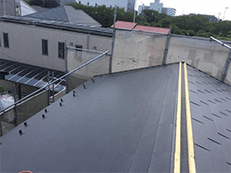 屋根材の設置と貫板と棟板金の設置