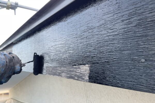 長野県松本市　H様邸　破風板の下塗り〜上塗り　木部はこまめに塗装をしましょう！