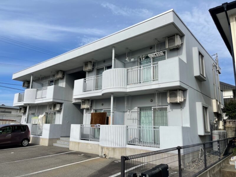長野県松本市　アパート外装工事　足場組み立て設置と飛散防止メッシュシート取り付け