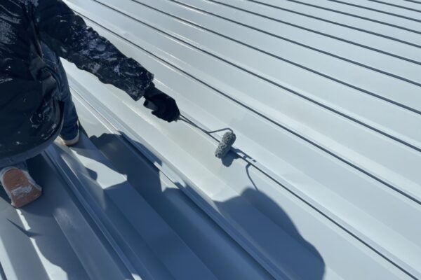 長野県松本市　アパート外装工事　折半屋根の中塗り〜上塗り