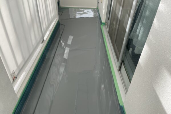 長野県松本市　アパート外装工事　ベランダ防水塗装　トップコート塗布