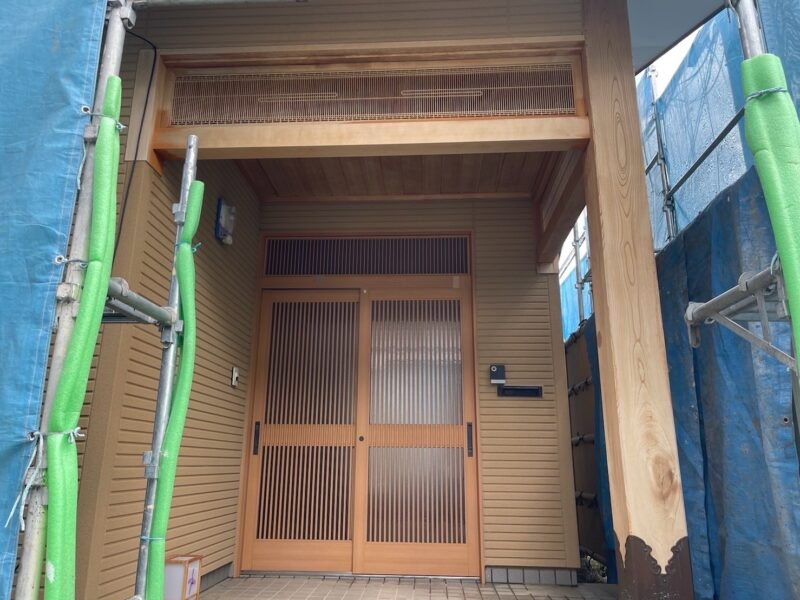 長野県松本市　H様邸　外壁塗装工事　木部のあく洗い　シミ抜き〜漂白〜薬品拭き取り