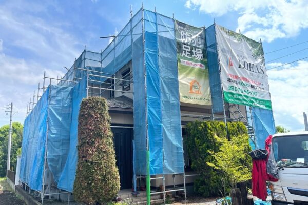 長野県塩尻市　M様邸　外壁・屋根塗装工事　足場組み立て設置と飛散防止メッシュシート取り付け