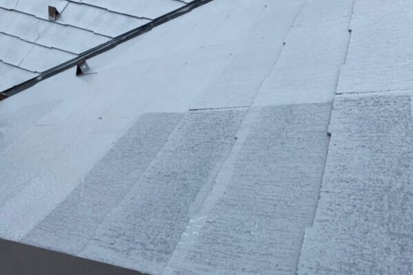長野県塩尻市　M様邸　外壁・屋根塗装工事　スレート屋根の補修と下塗り作業