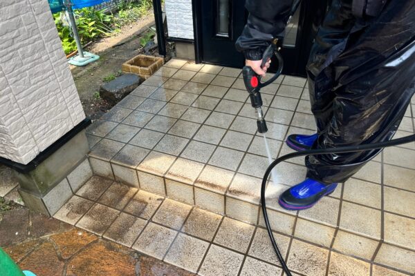 長野県諏訪市　外壁・屋根塗装工事　足場設置〜高圧洗浄