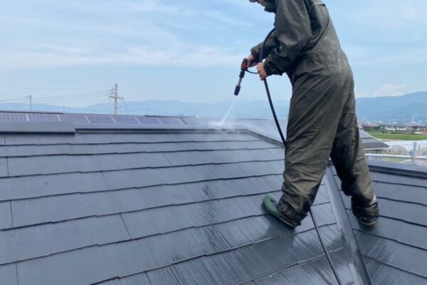 長野県諏訪市　外壁・屋根塗装工事　屋根の洗浄作業