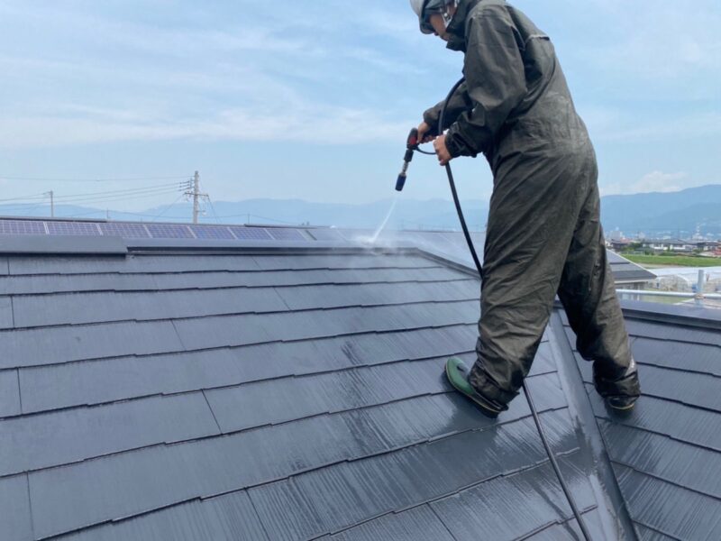 長野県諏訪市　外壁・屋根塗装工事　屋根の洗浄作業