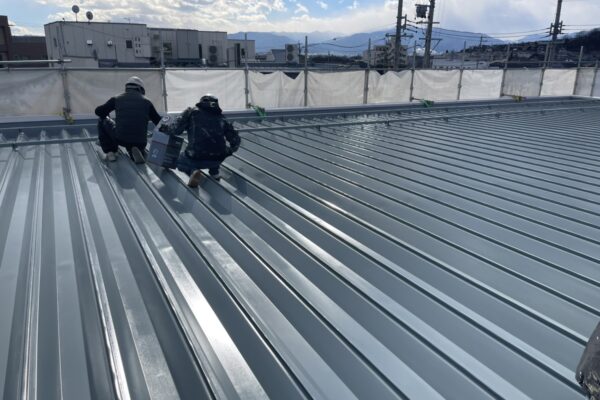 長野県松本市　アパート屋根塗装工事　折板屋根の塗装　金属屋根のメンテナンスについて
