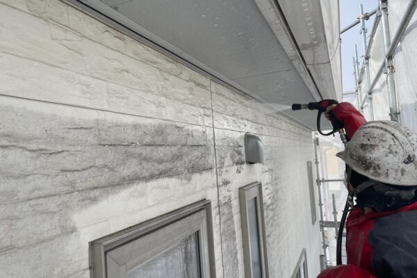 長野県茅野市　M様邸　屋根・外壁塗装工事　下地処理　高圧洗浄作業