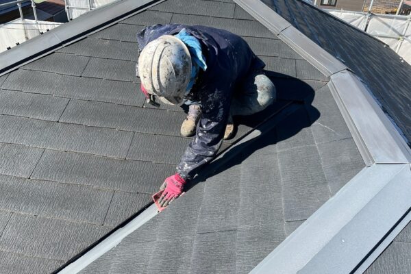 長野県茅野市　M様邸　屋根・外壁塗装工事　屋根板金の清掃とケレン作業