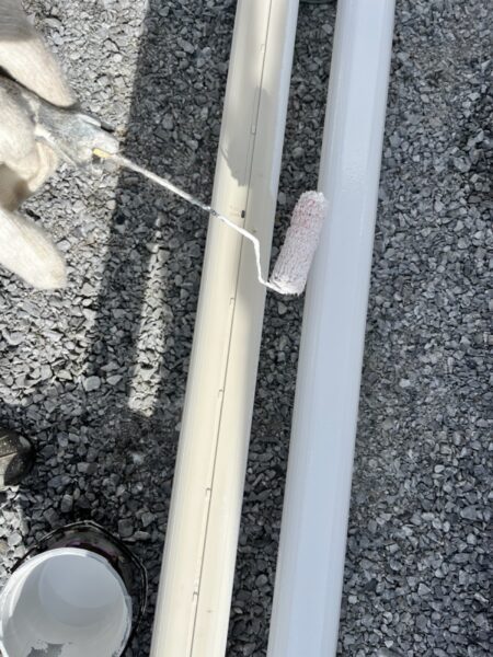 長野県茅野市　M様邸　屋根・外壁塗装工事　付帯部　エアコン配管カバーの塗装