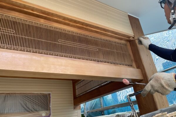 長野県松本市　H様邸　外壁塗装工事　木部の汚れやシミはあく洗いできれいに！