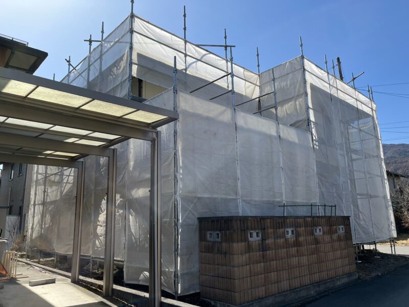 長野県諏訪市　M様邸　屋根・外壁塗装工事　塗装工事を行うときは足場を効率良く使いましょう！