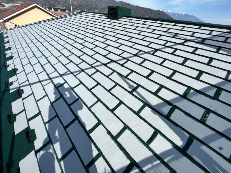 長野県諏訪市　N様邸　屋根・外壁塗装工事　屋根継ぎ目と雪止めの塗装