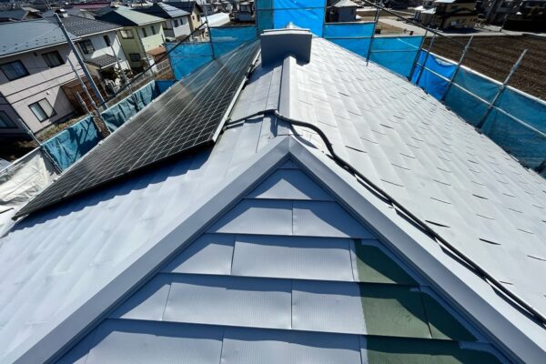 長野県諏訪市　N様邸　屋根・外壁塗装工事　屋根の下塗り作業