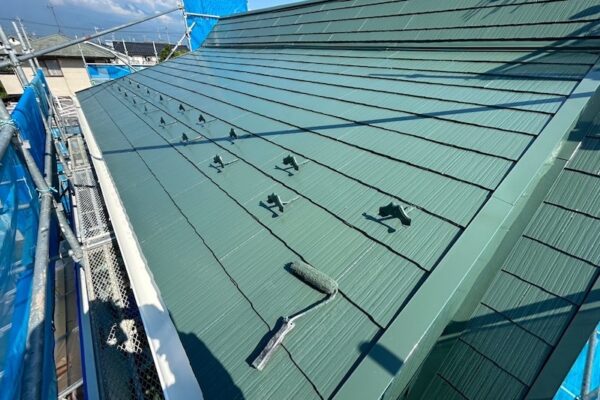 長野県松本市　S様邸　屋根塗装・外壁塗装工事　屋根の上塗り　スーパーシャネツサーモ仕上げ