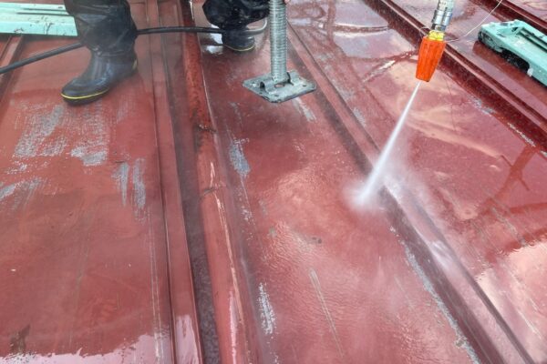 長野県塩尻市　T様邸　屋根塗装・外壁塗装工事　屋根と雨樋の洗浄作業