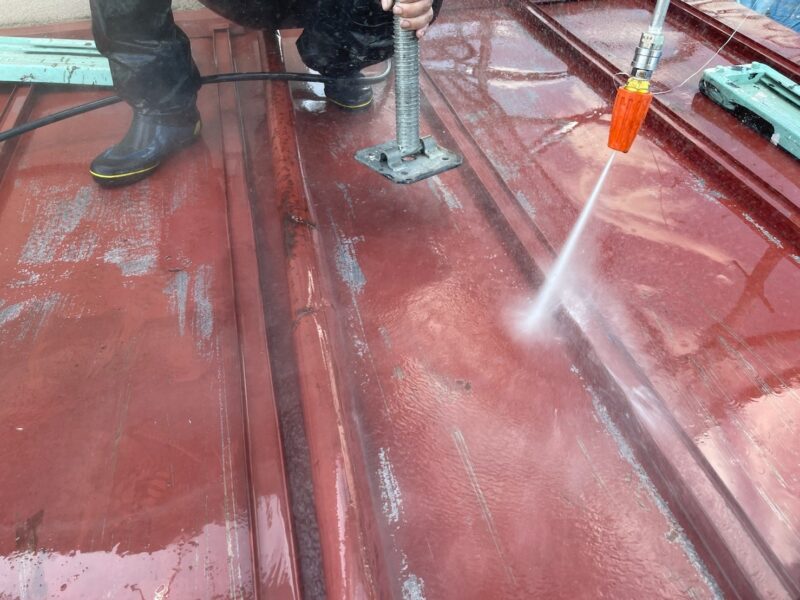 長野県塩尻市　T様邸　屋根塗装・外壁塗装工事　屋根と雨樋の洗浄作業