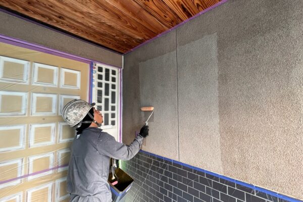 長野県塩尻市　T様邸　屋根塗装・外壁塗装工事　外壁の下塗り　エポパワーシーラー塗布