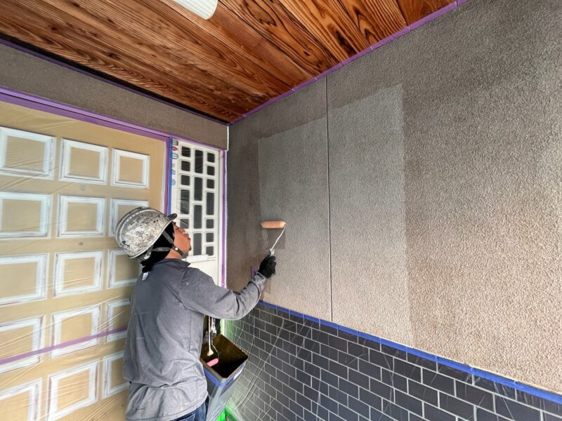 長野県塩尻市　T様邸　屋根塗装・外壁塗装工事　外壁の下塗り　エポパワーシーラー塗布