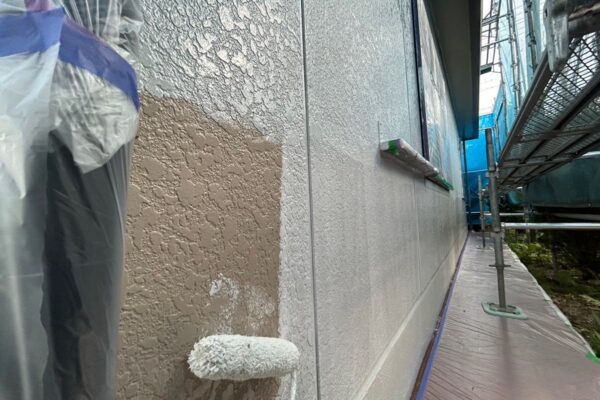 長野県塩尻市　T様邸　屋根塗装・外壁塗装工事　外壁塗装の下塗り工程