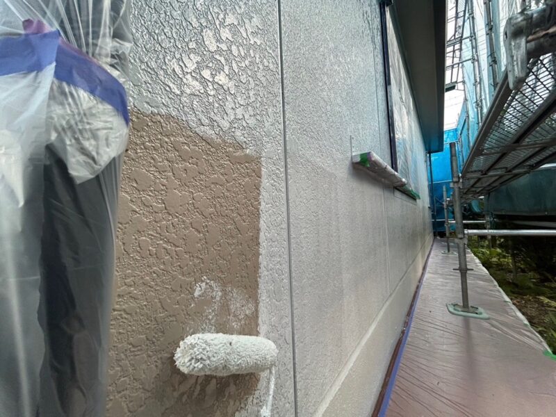 長野県塩尻市　T様邸　屋根塗装・外壁塗装工事　外壁塗装の下塗り工程