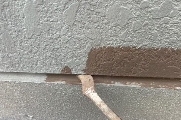 長野県塩尻市　T様邸　屋根塗装・外壁塗装工事　外壁塗装上塗り　ダメ込み作業