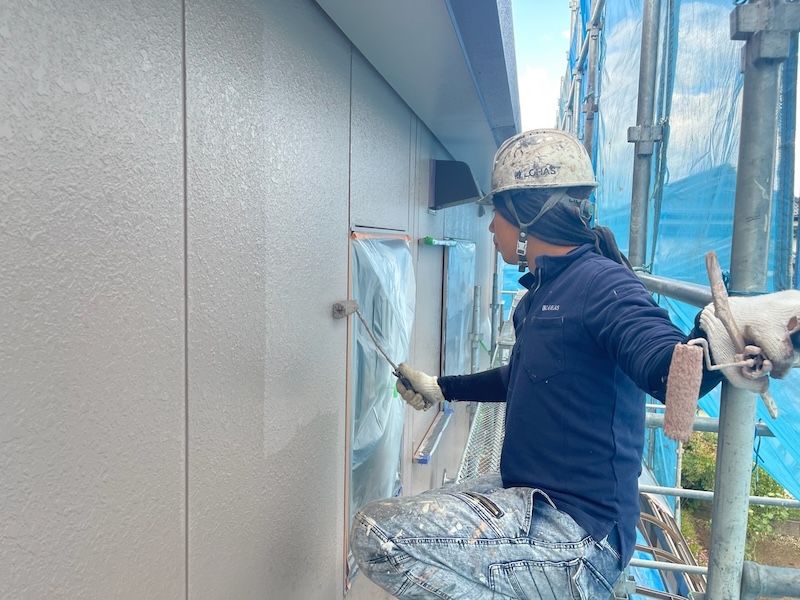 長野県塩尻市　T様邸　屋根塗装・外壁塗装工事　外壁塗装 中塗りと上塗りの工程