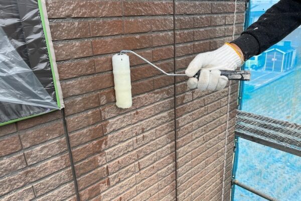 長野県松本市　K様邸　外壁塗装工事　外壁の下塗り シーラー塗布