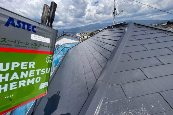 長野県松本市　K様邸　屋根塗装工事　屋根の上塗り スーパーシャネツサーモSi