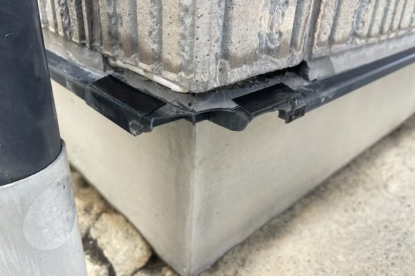 長野県岡谷市｜割れた水切りを板金で補修しました