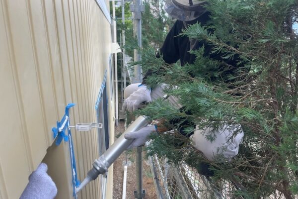 長野県上伊那郡箕輪町｜窓まわりのシーリング工事 打ち替えと増し打ちの違いについて