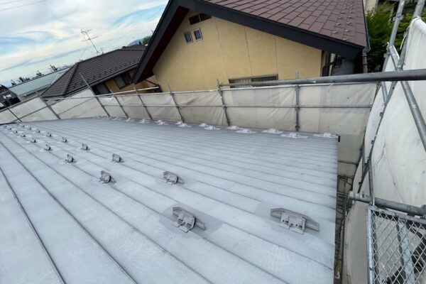 長野県松本市｜金属屋根の下塗りを行いました！