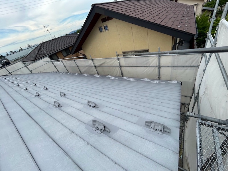 長野県松本市｜金属屋根の下塗りを行いました！