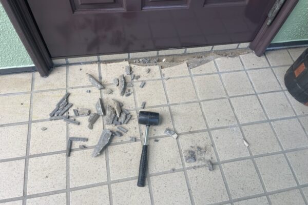 長野県松本市｜割れて剥がれている玄関タイルを補修しました！