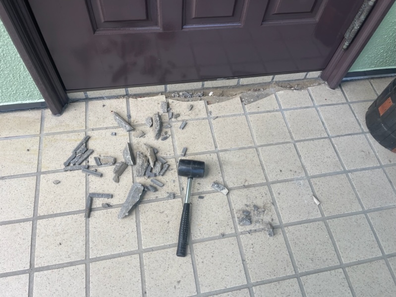 長野県松本市｜割れて剥がれている玄関タイルを補修しました！