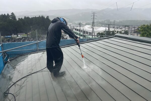 長野県上伊那郡辰野町｜屋根と雨樋を洗浄！雨樋のゴミ詰まりにご注意ください！