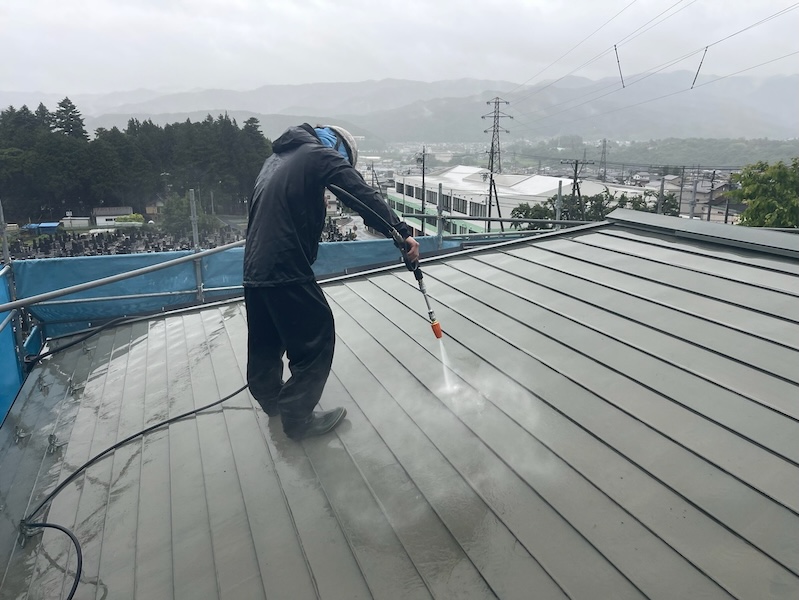 長野県上伊那郡辰野町｜屋根と雨樋を洗浄！雨樋のゴミ詰まりにご注意ください！