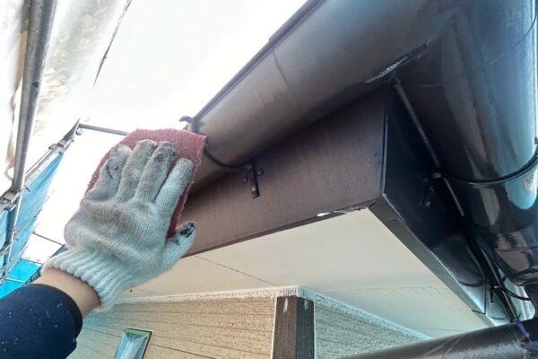 長野県上伊那郡辰野町｜ケレンとはどんな作業？軒樋の下地処理をレポート！