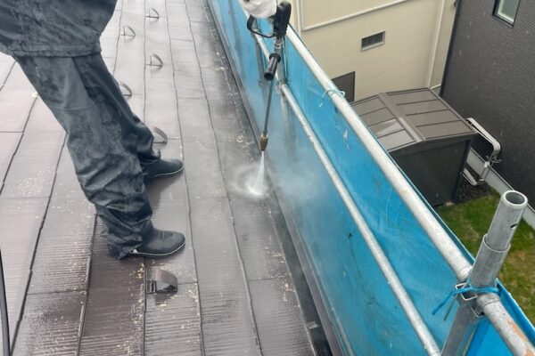 もしかしたら雨樋の中にゴミが溜まっているかも！？雨樋清掃の必要性