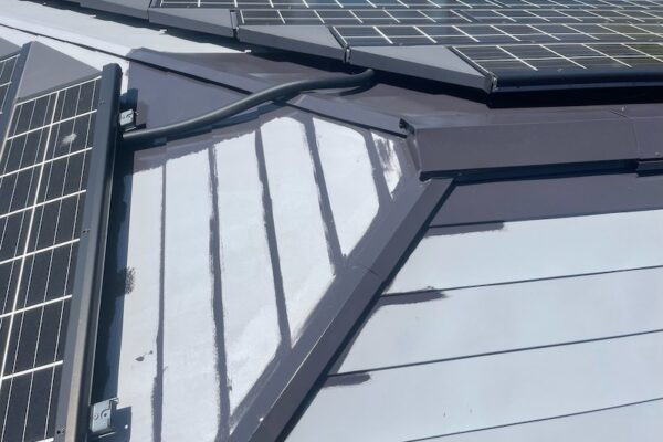 長野県上伊那郡辰野町｜屋根塗装の中塗り 塗り残しを防ぐダメ込み作業を行いました