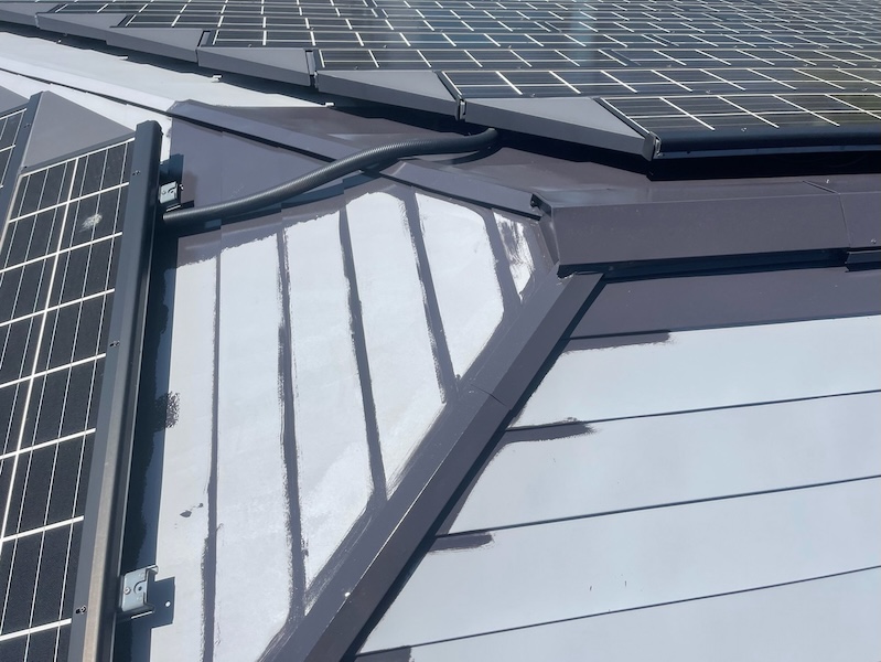 長野県上伊那郡辰野町｜屋根塗装の中塗り 塗り残しを防ぐダメ込み作業を行いました