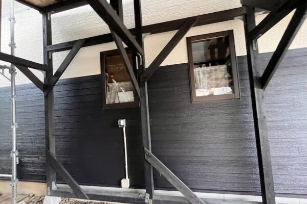 長野県上伊那郡辰野町｜外壁はツートンカラーで塗装しました！付帯部の水切りも塗装