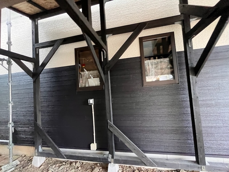 長野県上伊那郡辰野町｜外壁はツートンカラーで塗装しました！付帯部の水切りも塗装