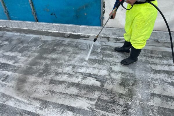 長野県松本市｜屋上防水工事 下地を整えるために高圧洗浄を行いました