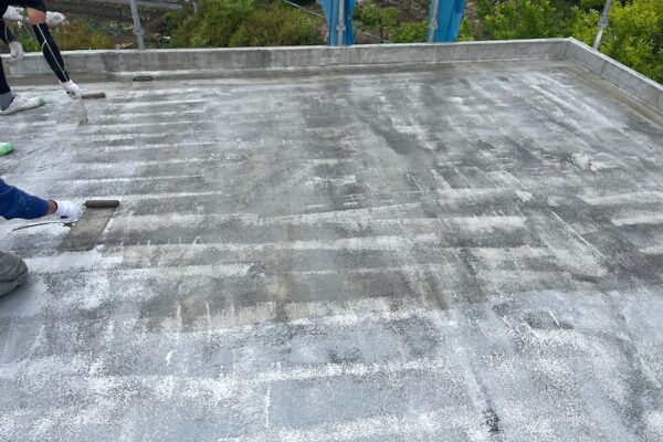 屋上防水工事 カチオンペーストで不陸調整・シールドプライマー下塗り｜長野県松本市