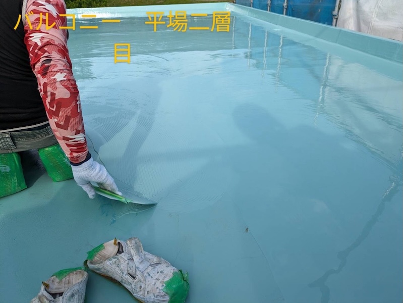 長野県松本市｜バルコニー防水工事 ウレタン防水材二層目を塗布しました